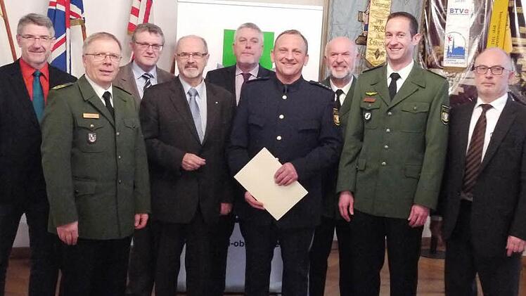 Der neue Chef der Coburger Verkehrspolizei, Berhard Schmitt (Vierter von rechts), im Kreise der Laudatoren (von links): Landrat Michael Busch, Polizeipräsident Reinhard Kunkel, Personalrat Hermann Benker, Landtagsabgeordneter Jürgen W. Heike, OB Norbert Tessmer, Vizepräsident Werner Mikulasch, Schmitts Vorgänger Peter Kreuzer und Leitender Oberstaatsanwalt Anton Lohneis.  Fotos: Ulrike Nauer