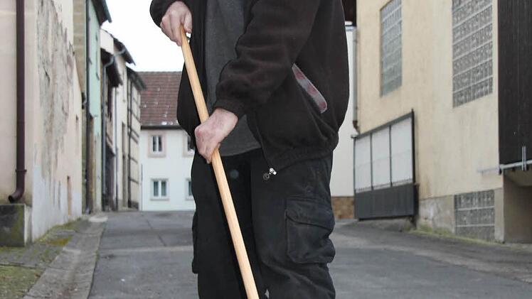Randolf Urbanski kehrt für eine ältere Mitbürgerin. Foto: Katja Müller