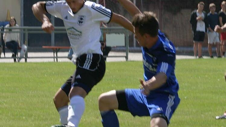 Eine starke Partie spielte erneut Außenverteidiger Seppi Weiß (weißes Trikot), der sich ein um das andremal in die Offensive einschaltete und für Gefahr sorgte.