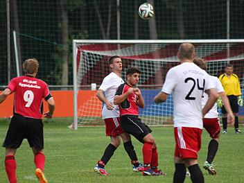 Süleyman Gül, Torschütze zum 2:0 für Eggolsheim, hat hier im Kopfballduell mit Christoph Reck das Nachsehen.  Fotos: Hannes Siebenhaar