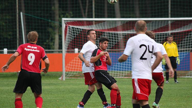 Süleyman Gül, Torschütze zum 2:0 für Eggolsheim, hat hier im Kopfballduell mit Christoph Reck das Nachsehen.  Fotos: Hannes Siebenhaar