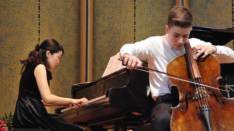 Sie erwiesen sich als ideales Paar: Miho Outekhin am Klavier und Richard Verna am Violoncello beim Kissinger Winterzauber. Foto: Klopf