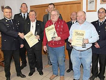 Ehrungen bei der Feuerwehr Gleismuthhausen (von links): Vorsitzender Marco Angermüller, Johannes Kempinski, Rudi Eberhardt, Bürgermeister Martin Mittag, Christian Pekusa, Kommandant Georg Hartmann, Bernd Hackl, Zweiter Vorsitzender Dominik Fick  Foto: Michael Stelzner
