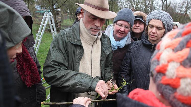 Marius Wittur erklärt, dass man Blatt- und Blütenknospen ebenso gut voneinander unterscheiden kann wie altes von jungem Holz. FOTO Diana Fuchs