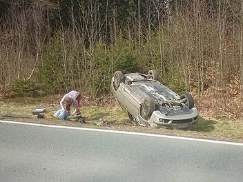 Der Skoda der 34-jährigen Wilhelmsthalerin überschlug sich mehrfach, bis er im Straßengraben liegen blieb.  Fotos: Frank Hertel