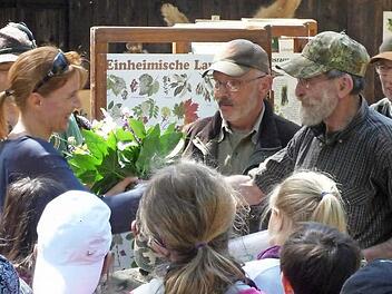 Der Vorsitzende der Kreisgruppe Gerd Gallitzdörfer überreichte der Rektorin der Grund- und Mittelschule Wildflecken Christiane Helfrich die Dankesurkunde.  Foto: Privat