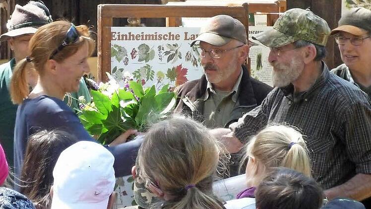 Der Vorsitzende der Kreisgruppe Gerd Gallitzdörfer überreichte der Rektorin der Grund- und Mittelschule Wildflecken Christiane Helfrich die Dankesurkunde.  Foto: Privat