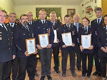 Sie erhielten das Ehrenzeichen des Kreisfeuerwehrverbandes in Silber beziehungsweise in Gold (von links): KBR Joachim Ranzenberger, KBI Matthias Schuhbäck, Robert Bernhard, Roland Schneider, Hermann Müller, Gerald Hetz, Bernd Thamm, Bernd Steger (weiterer Landratstellvertreter), Monika Putz, Jürgen Ströbele (2. Vorsitzender), Julia Hetz (2. Kommandantin). Fotos: K.- H. Hofmann