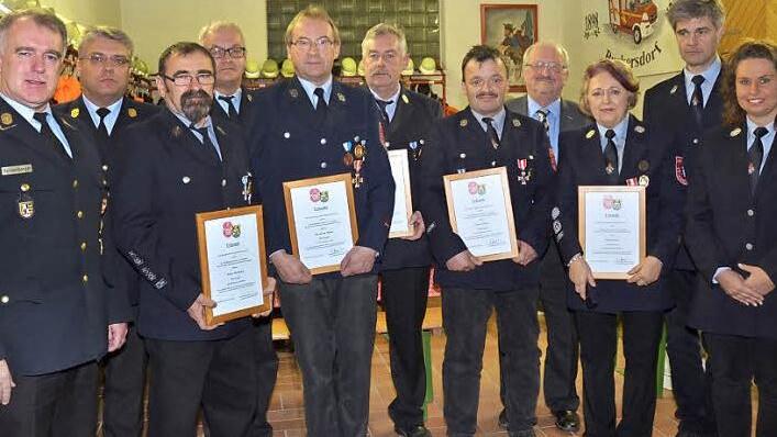 Sie erhielten das Ehrenzeichen des Kreisfeuerwehrverbandes in Silber beziehungsweise in Gold (von links): KBR Joachim Ranzenberger, KBI Matthias Schuhbäck, Robert Bernhard, Roland Schneider, Hermann Müller, Gerald Hetz, Bernd Thamm, Bernd Steger (weiterer Landratstellvertreter), Monika Putz, Jürgen Ströbele (2. Vorsitzender), Julia Hetz (2. Kommandantin). Fotos: K.- H. Hofmann