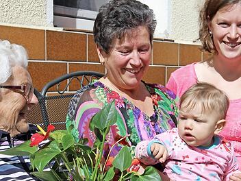 Frieda und Roswitha Soyke, Julia und Hanna Gebhard - vier Frauen, die die Familie zusammenhalten. Foto: Katharina Müller-Sanke