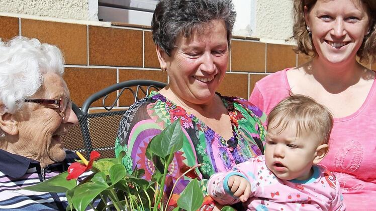 Frieda und Roswitha Soyke, Julia und Hanna Gebhard - vier Frauen, die die Familie zusammenhalten. Foto: Katharina Müller-Sanke