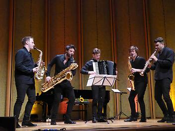 Signum-Quartett mit Gast (v. l.): Erik Nestler (Altsaxophon), Guerino Bellarosa (Baritonsaxophon), Martynas Levickis (Akkordeon), Alan Lužar (Tenorsaxophon) und Blaž Kemperle (Sopransaxophon). Foto: Gerhild Ahnert