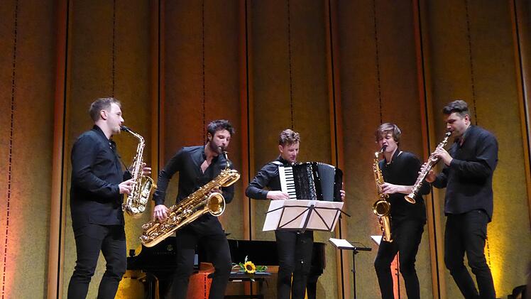 Signum-Quartett mit Gast (v. l.): Erik Nestler (Altsaxophon), Guerino Bellarosa (Baritonsaxophon), Martynas Levickis (Akkordeon), Alan Lužar (Tenorsaxophon) und Blaž Kemperle (Sopransaxophon). Foto: Gerhild Ahnert