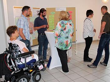 Auch beim Workshop besteht augenscheinlich Nachholbedarf: Die Tischplatten befanden sich für Rollstuhlfahrer praktisch auf Kopfhöhe.