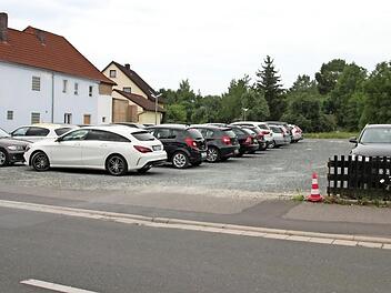 Solange die Bauarbeiten für die Erweiterung der Raiffeisenbank noch im Gange sind, wird hier von den Mitarbeitern der Bank geparkt. Anschließend soll hier eine Wohnanlage mit Tagespflege entstehen.  Foto: Stephan Stöckel