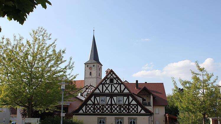 Blick von der Westheimer Straße aus auf die Pfarrkirche in Knetzgau: Sie ist dem Kirchenpatron, dem Heiligen Bartholomäus geweiht.