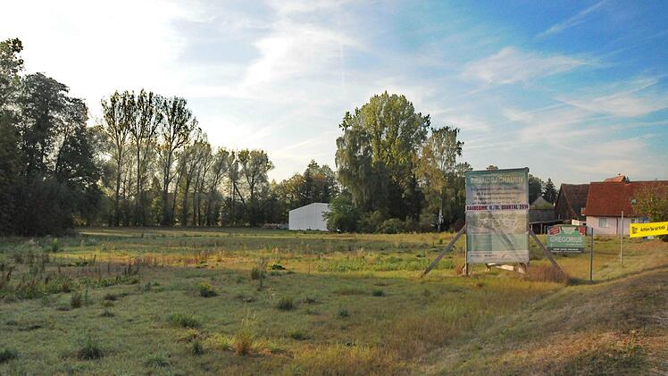 Auf dem Baugebiet "Am Brandbach"  am Ortsausgang von Dormitz in Richtung Neunkirchen  sollen  fünf Häuser mit 26  Wohnungen, eine Tiefgarage mit 45 Stellplätzen  sowie ein Kinderspielplatz entstehen.  Foto:   Karl Heinz Wirth