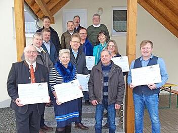 Strahlende Gesichter gab es bei der Spendenübergabe durch den Verein Windpark Rainberg an Vertreter verschiedener Vereine und Institutionen.  Foto: K.- H. Hofmann