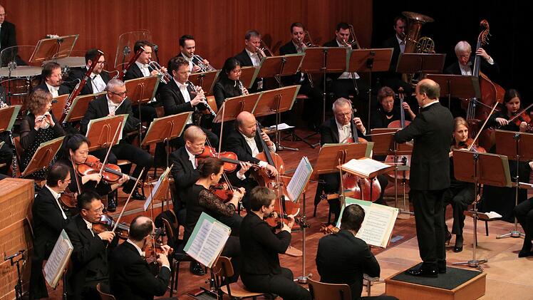 Enthusiastischen Beifall gab es für alle Mitwirkenden beim 33. Coburger Neujahrskonzert. Roland Kluttig dirigierte das Philharmonische Orchester, Solistinnen waren die Geigerin Megumi Ikeda und die Sängerinnen Kora Pavelic und Francesca Paratore. Die Moderation übernahm Intendant Bernhard F. Loges.Foto: Jochen Berger