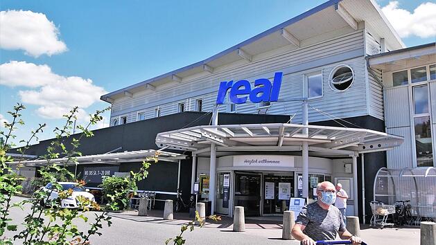 Wie lange k&ouml;nnen die Kunden noch im Kronacher Real-Markt einkaufen? Der neue Eigent&uuml;mer h&uuml;llt sich in Schweigen.  Foto: Sandra Hackenberg