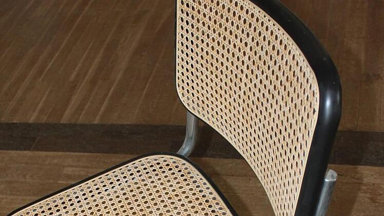 Freischwinger-Stahlrohrstuhl, ein Klassiker des 20. Jahrhunderts, im Deutschen Korbmuseum (Entwurf: Marcel Breuer / Thonet)
