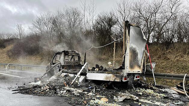 Mit M&ouml;bel beladener Transporter brennt komplett aus