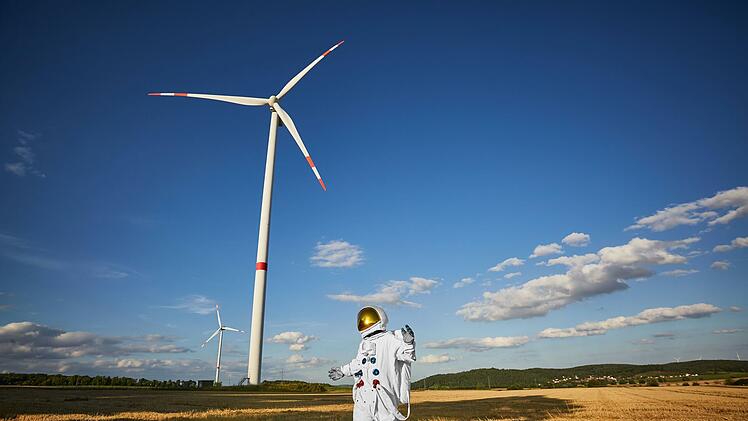 Der Protestonaut vor einem der Windräder zwischen Windheim und Burghausen. Foto:Sophia Lukasch Photography / Protestonaut