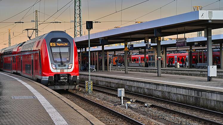 Symbolbild Zug Bahnhof