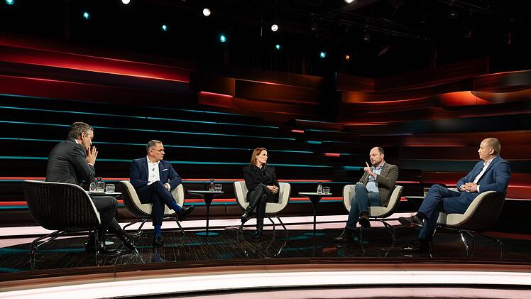 Markus Lanz diskutierte am Dienstagabend mit (von links) Tino Chrupalla, Florence Gaub, Wladimir Kara-Mursa und Justus Bender.
