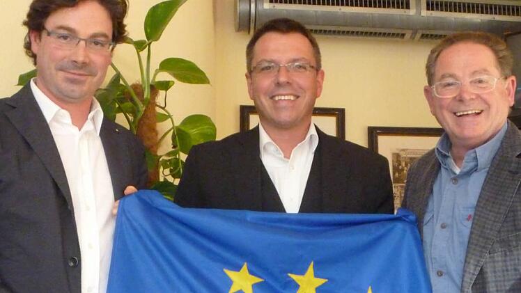 Benjamino de Pellegrin (rechts) hat seinen Vorsitz bei der Europa-Union an seinen bisherigen Stellvertreter Thomas Nagel (Mitte) abgegeben. Neuer Stellvertreter ist Augusto de Pellegrin. Foto: Katharina Müller-Sanke