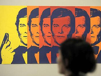 Das Plakat zu "Der Spion der mich liebte" mit dem Bond-Darsteller Roger Moore aus dem Jahr 1977 im Museum Folkwang Foto: Daniel Naupold/dpa