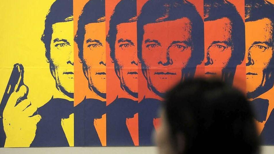 Das Plakat zu "Der Spion der mich liebte" mit dem Bond-Darsteller Roger Moore aus dem Jahr 1977 im Museum Folkwang Foto: Daniel Naupold/dpa