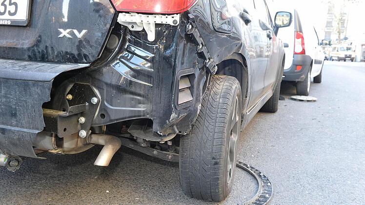 Total zerstört: Heck des Subaru.