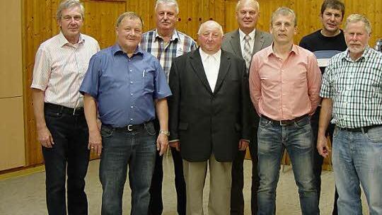 Für jahrzehntelangen Leistungssport zeichnete der Bayerische Tischtennis-Verband Haiger Spieler aus. Im Bild (von links) Reinhard Conradi (30 Jahre), Andreas Nickol (40), Reinhold Güthlein, Alfred Beetz (beide 30), Zweiter Bürgermeister Siegfried Weißerth, Jürgen Ferner (30), Bernd Heim, Lothar Vogel, Karl-Heinz Kreul (20) und Johannes Vorndran (30). Nicht im Bild: Gerhard Deininger (20).