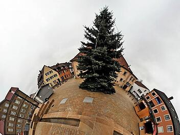 Der Marktplatz ist nach seiner Sanierung zum Mittelpunkt des Ortsteils Maßbach geworden. Im April konnte er eingeweiht werden. Unser Panorama-Bild zeigt den kompletten Marktplatz.  Foto: Dieter Britz