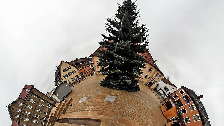 Der Marktplatz ist nach seiner Sanierung zum Mittelpunkt des Ortsteils Maßbach geworden. Im April konnte er eingeweiht werden. Unser Panorama-Bild zeigt den kompletten Marktplatz.  Foto: Dieter Britz