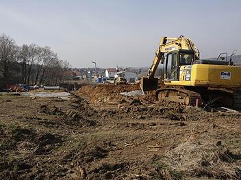 Seit einigen Tagen sind die Bagger am Werk, um das künftige Gewerbegebiet am östlichen Ortsrand von Kirchehrenbach zu erschließen.  Foto: Josef Hofbauer