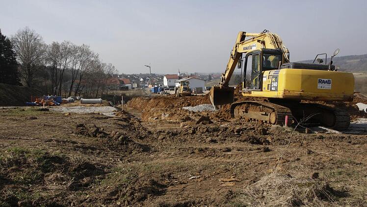 Seit einigen Tagen sind die Bagger am Werk, um das künftige Gewerbegebiet am östlichen Ortsrand von Kirchehrenbach zu erschließen.  Foto: Josef Hofbauer