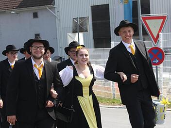 Die Trachtengesellschaft zog, beleitet von der Rennsteigkapelle Kleintettau, durch das Dorf.  Foto: Veronika Schadeck