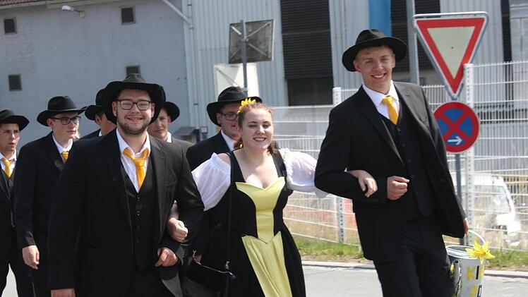 Die Trachtengesellschaft zog, beleitet von der Rennsteigkapelle Kleintettau, durch das Dorf.  Foto: Veronika Schadeck