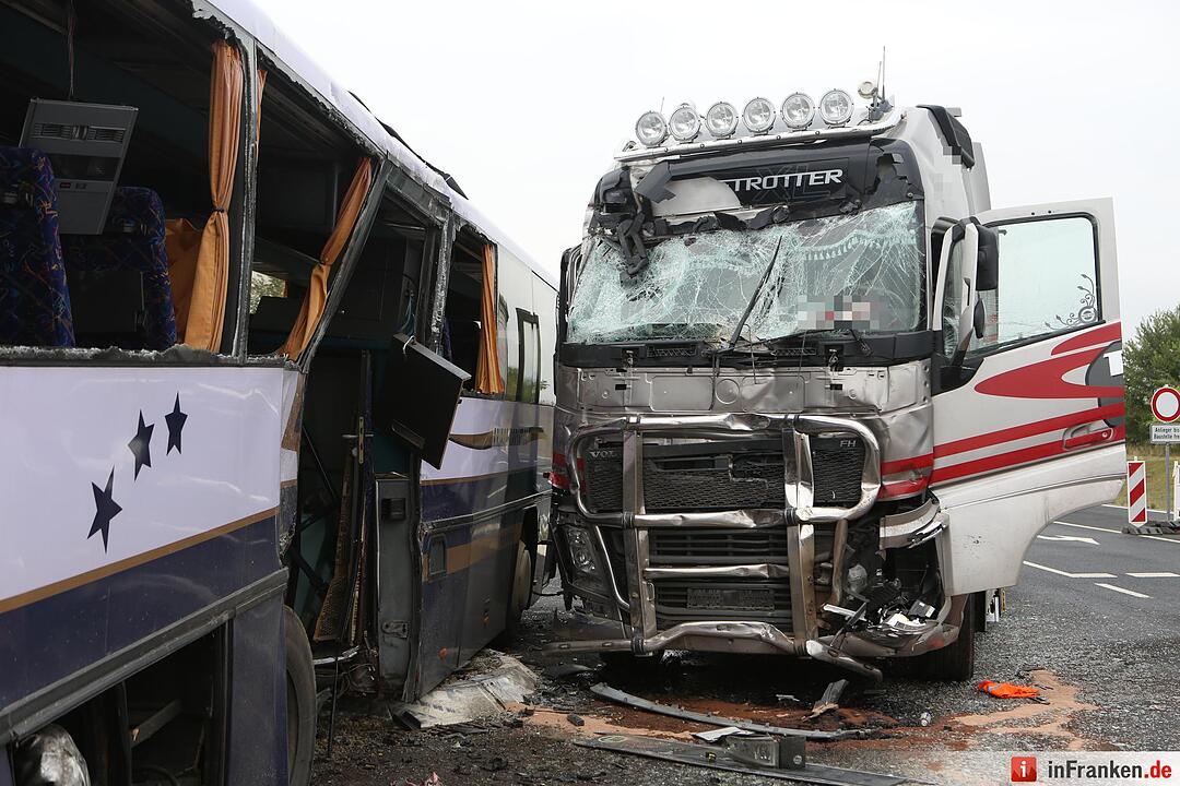 Lastwagen und Schulbus kollidieren: 21 Verletzte