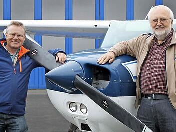 Michael Zistler (l.) unterstützt Alfons Gebhard beim Erfüllen eines großen Lebenstraums: dem Fliegen Fotos: Carmen Schwind