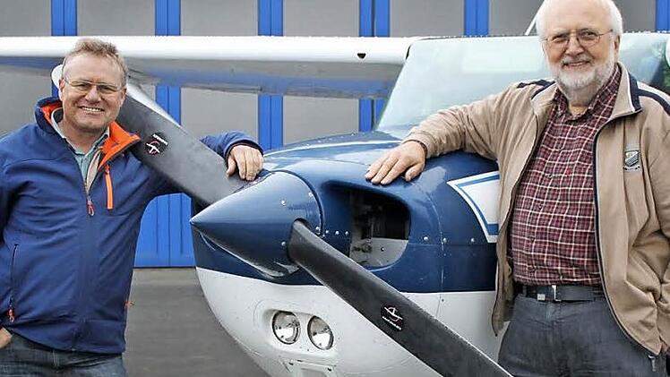 Michael Zistler (l.) unterstützt Alfons Gebhard beim Erfüllen eines großen Lebenstraums: dem Fliegen Fotos: Carmen Schwind