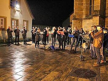 Die Wiesener Blasmusiker erfreuten ihr Publikum mit weihnachtlichen Weisen auf dem Platz vor der St.-Andreas-Kirche. Foto: Franz Böhmer
