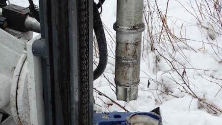 Praktisch: D&uuml;bel vor Versenkung in den Boden. Foto: Oliver Schmidt