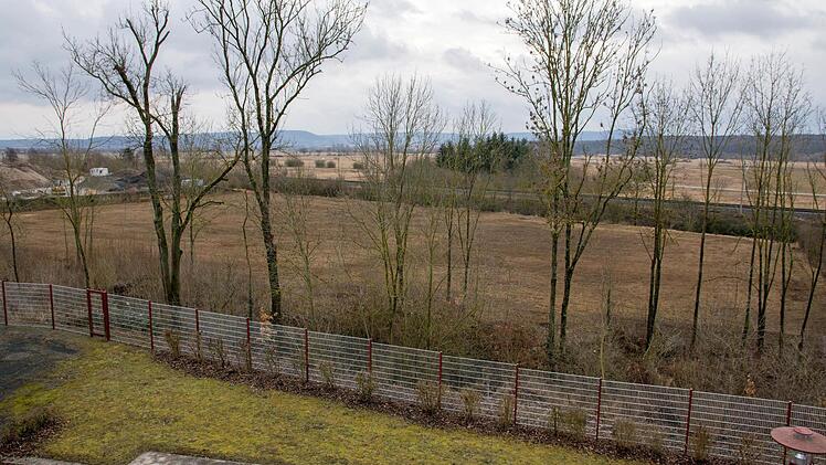 Die Städtische Betriebe GmbH plant die Errichtung einer Photovoltaikanlage auf der Fläche unterhalb des Betriebsgeländes der Stadtwerk Haßfurt GmbH in der Augsfelder Straße in Haßfurt (im Bild). Dort sollen rund 2.500 Standard-PH-Module mit polykristallinen Zellen, Aluminium-Rahmen und speziell gehärtetem Antireflexionsglas aufgestellt werden.