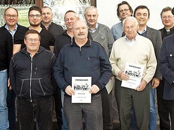 Erster Vorsitzender Christopher Zeuß (r.) konnte Mitglieder für ihre langjährige Mitgliedschaft in der Soldatenkameradschaft Wallenfels auszeichnen (vorne, v.  l.): Reinhard Stumpf, Bruno Krinkeund Bernhard Gleich; hinten, v. l.). Josef Schlee, Dieter Müller, Patrick Hahn, Ralf Wilde, Udo Schlee, Bernhard Schlee, Henry Stöcker, Bürgermeister Jens Korn und Pater Jan Poja. Foto: Susanne Deuerling