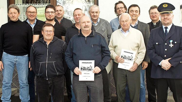 Erster Vorsitzender Christopher Zeuß (r.) konnte Mitglieder für ihre langjährige Mitgliedschaft in der Soldatenkameradschaft Wallenfels auszeichnen (vorne, v.  l.): Reinhard Stumpf, Bruno Krinkeund Bernhard Gleich; hinten, v. l.). Josef Schlee, Dieter Müller, Patrick Hahn, Ralf Wilde, Udo Schlee, Bernhard Schlee, Henry Stöcker, Bürgermeister Jens Korn und Pater Jan Poja. Foto: Susanne Deuerling