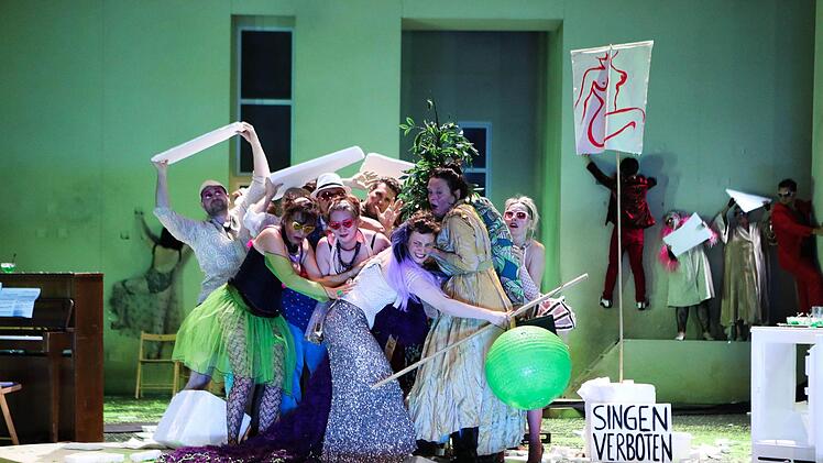 Die Oper "Aufstieg und Fall der Stadt Mahagonny" von Bert Brecht und Kurt Weill feierte Premiere am Landestheater Coburg. Regie führte Konstanze Lauterbach.Foto: Henning Rosenbusch