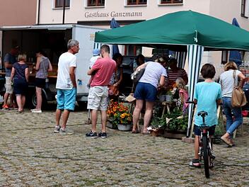Die Adelsdorfer nahmen den Wochenmarkt gut an. Foto: Johanna Blum
